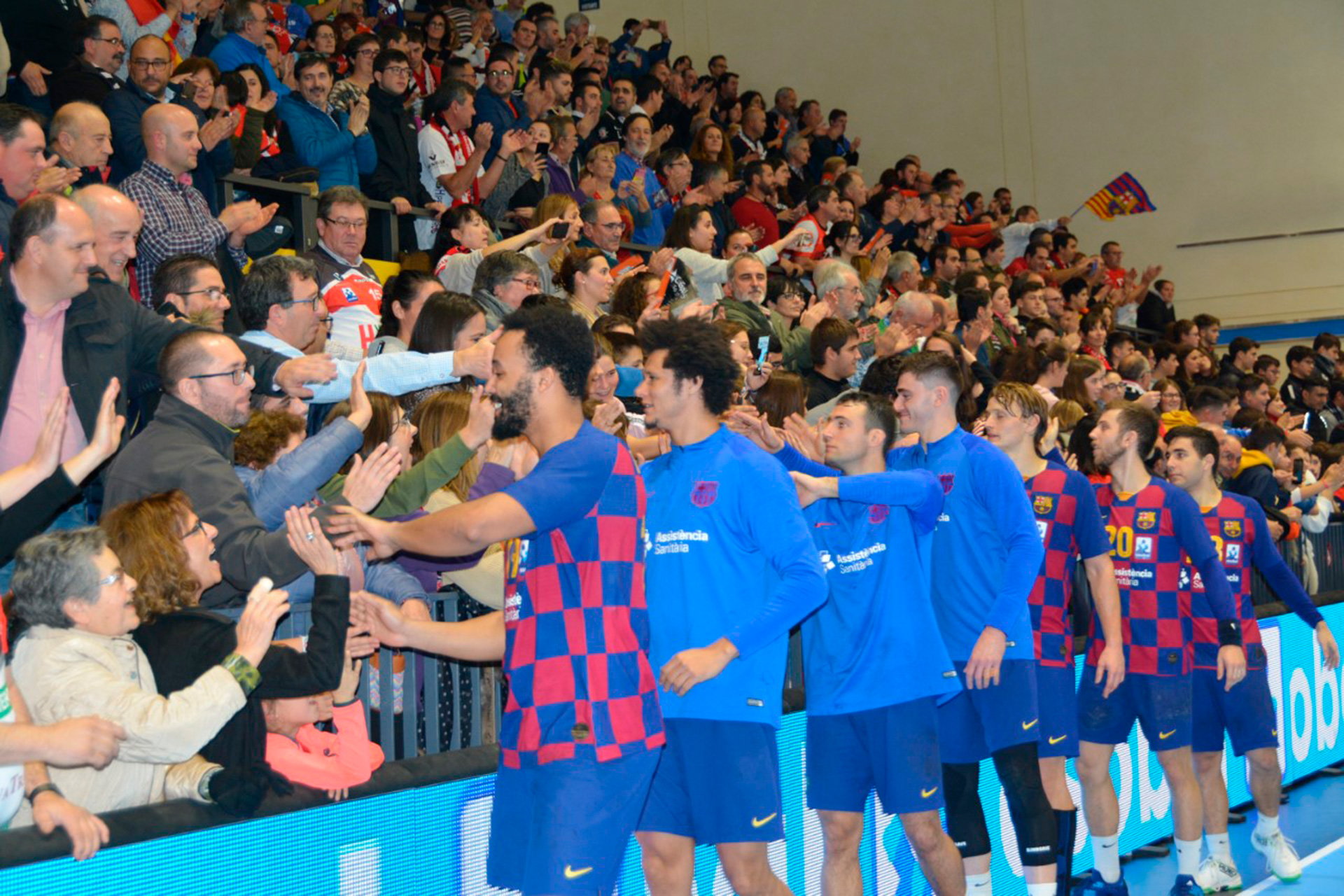 Los jugadores del FC Barcelona saludan a la afición de Nava. / AMADOR MARUGÁN
