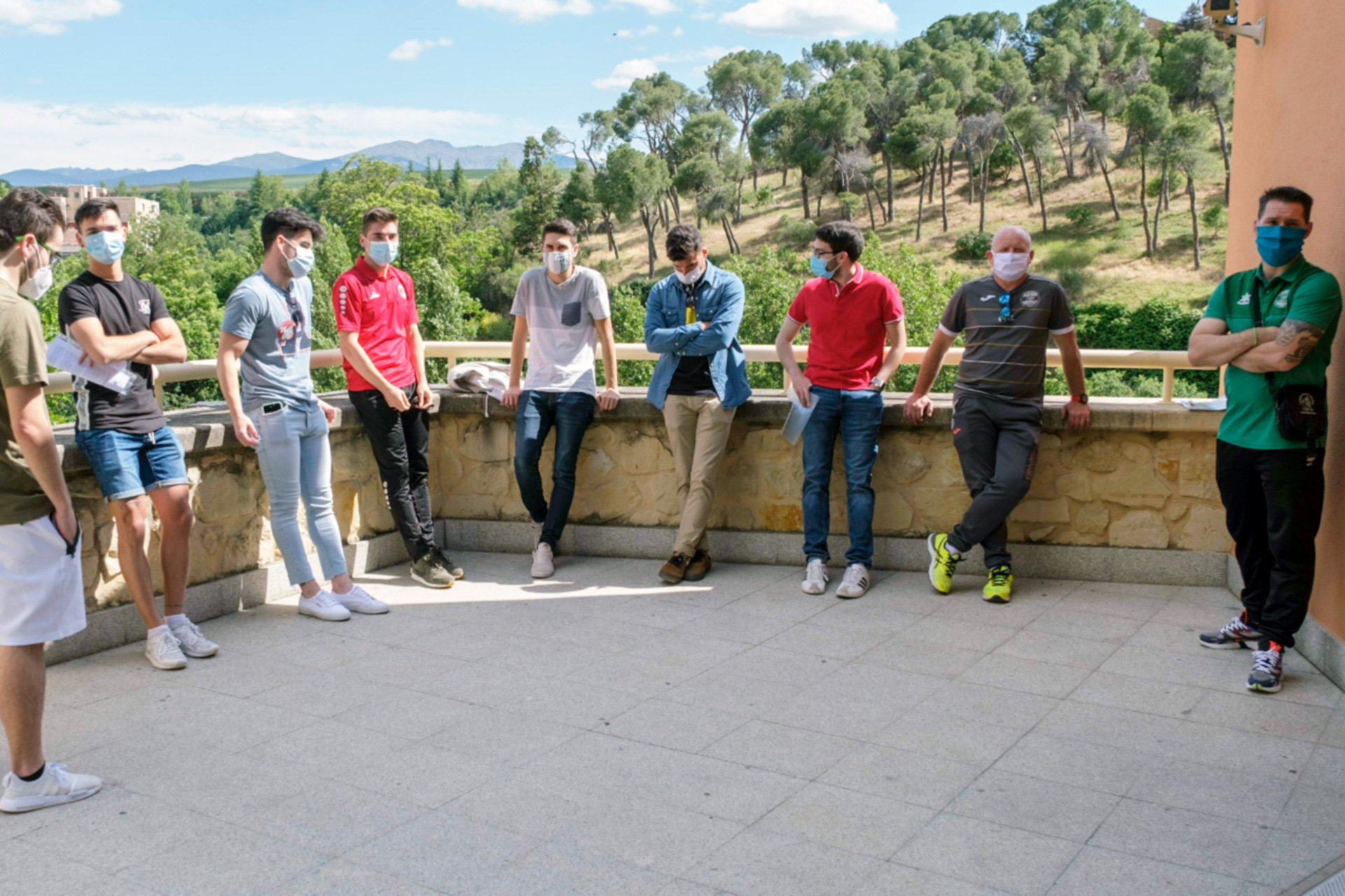 Varios de los componentes del Segosala, esperando su turno para hacerse los análisis del Covid-19./ KAMARERO