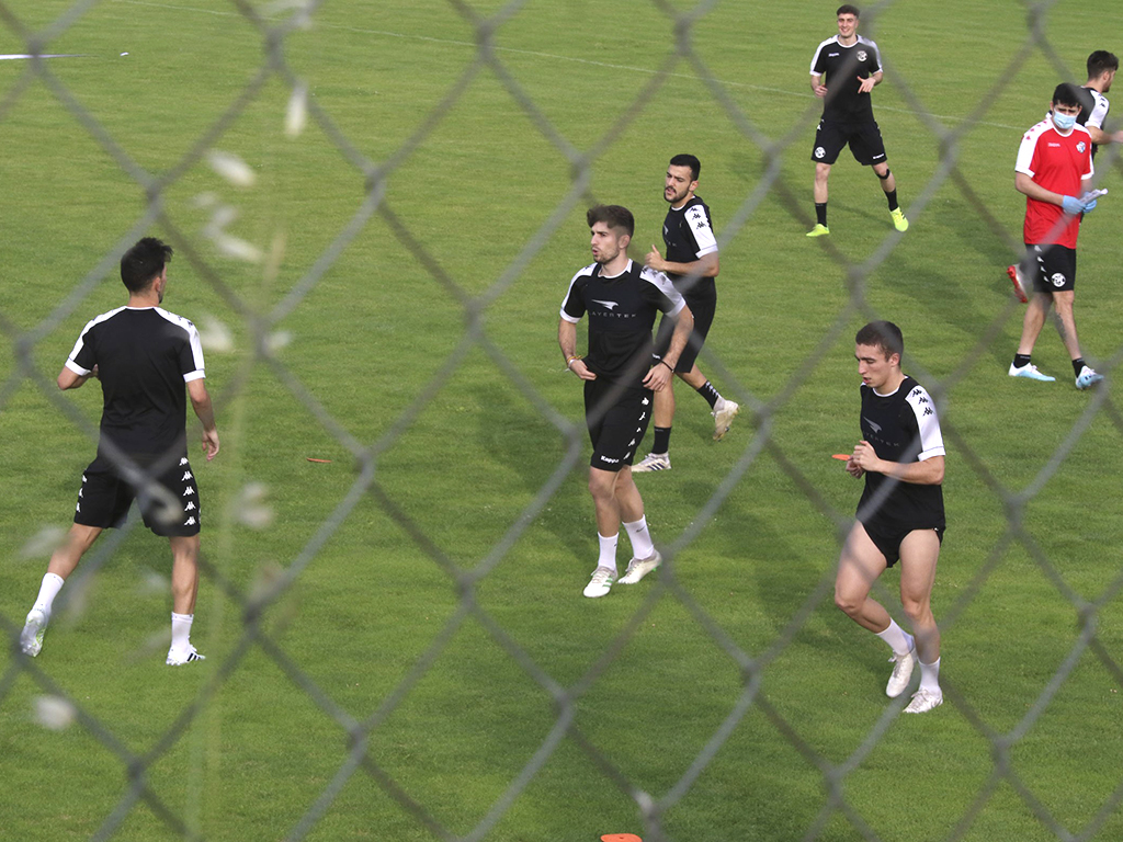 Varios jugadores del Zamora, entrenándose en los anexos al Ruta de la Plata./ JOSÉ LUIS FERNÁNDEZ - LA OPINIÓN DE ZAMORA