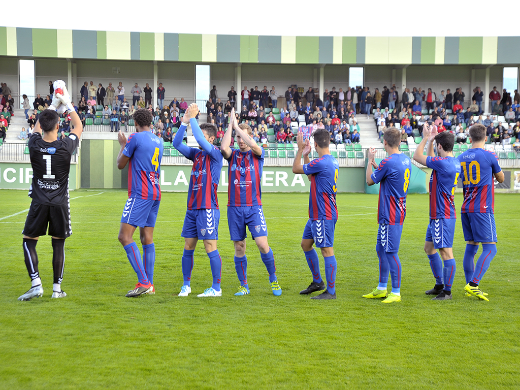 Los jugadores de la Segoviana saludan al público en los prolegómenos de un partido jugado en La Albuera./ KAMARERO