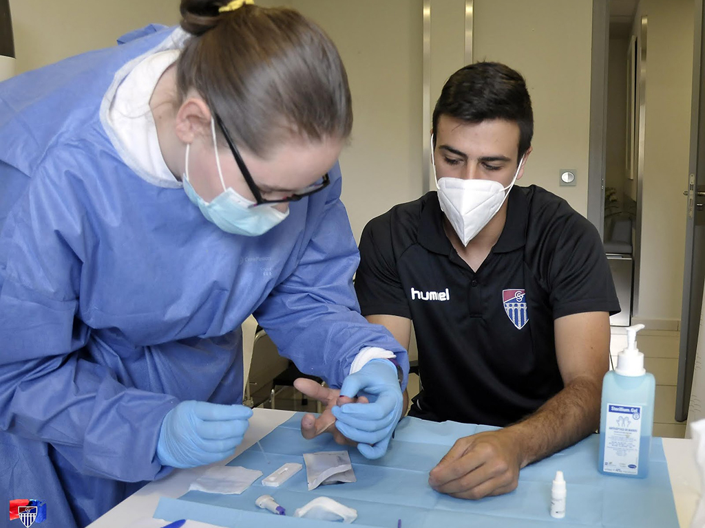 El delantero Javier Borrego, durante la prueba. / JUAN MARTÍN - LA GIMNÁSTICA