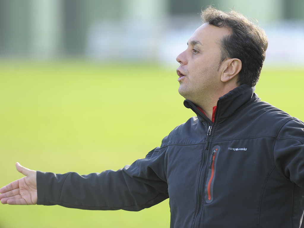 El nuevo reto de Tito Domingo: el juvenil de la Segoviana 1 El técnico Tito Domingo, dirigiendo un partido. / KAMARERO