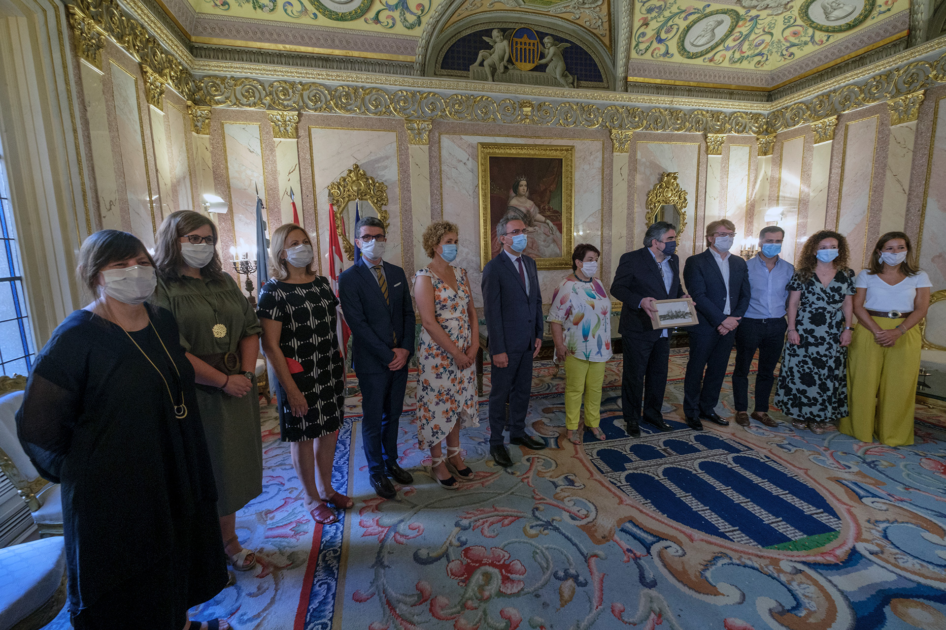 Parte de la corporación recibió en la Sala Blanca al ministro de Cultura, que estaba acompañado de delegado y subdelegada del Gobierno. / Kamarero