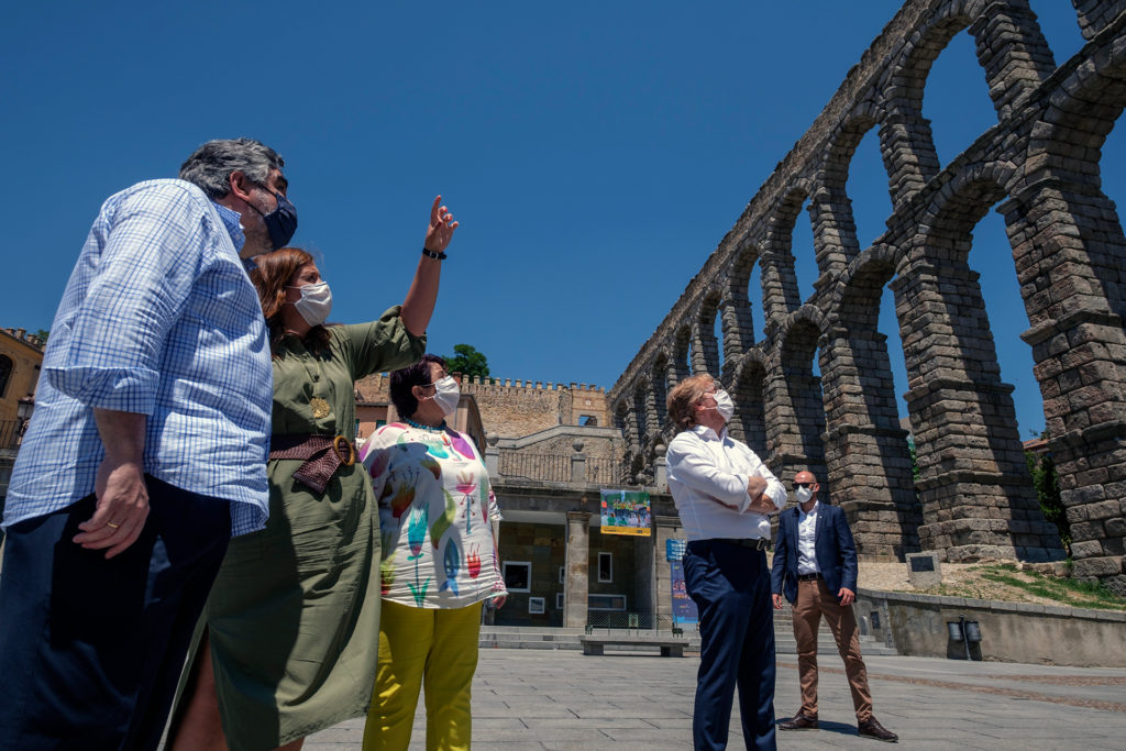 El ministro de Cultura compromete su apoyo a los proyectos municipales 2 04 2kama Acueducto Visita Ministro Cultura Jose Manuel Rodriguez Uribes KAM1578