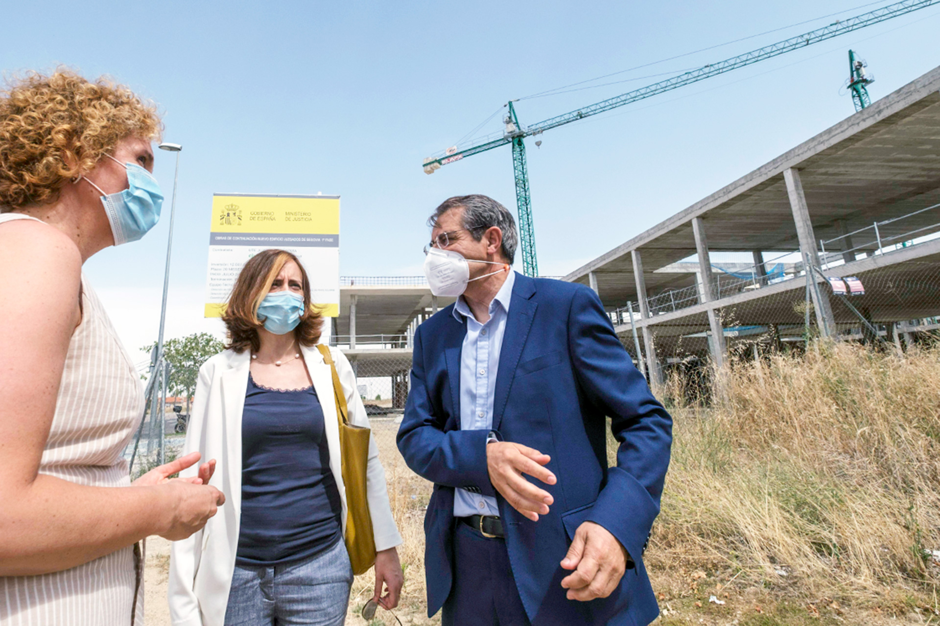 Lirio Martín (i) y María Luisa Miguel (c) conversan ante la estructura del edificio.