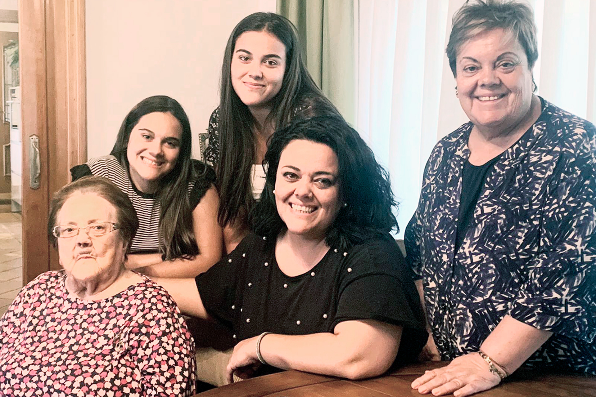 Cuatro generaciones de mujeres de la familia Ruiz Aragoneses, con la abuela Rosa a la cabeza. / E. A.