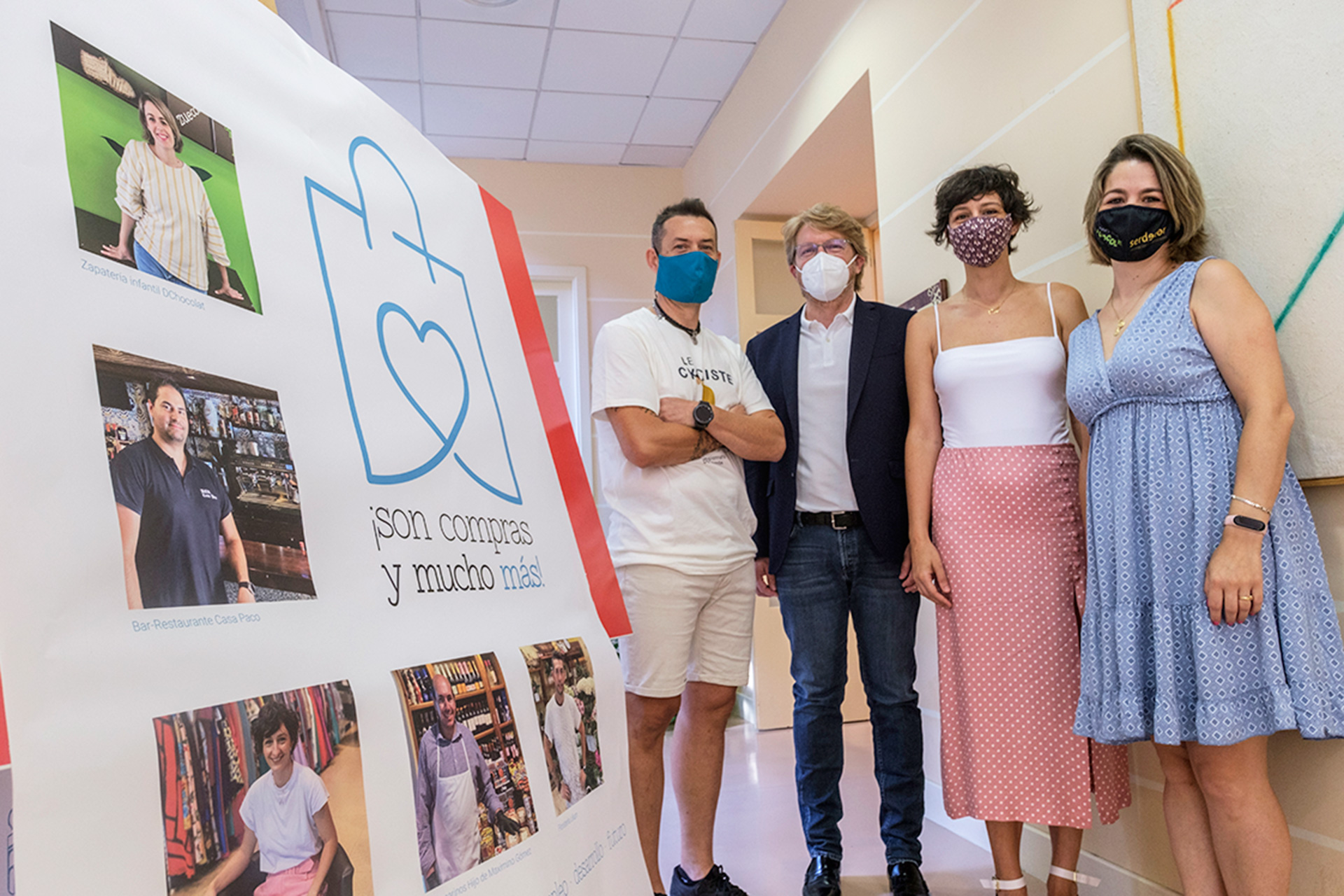 n n n La Oficina del Buen Comercio del Ayuntamiento de Segovia se estrena con una campaña promocional, ‘ Son compras y mucho más’, una iniciativa que tiene por finalidad animar a los segovianos a consumir y a comprar en comercios, establecimientos de hostelería y empresas en general. Cuenta además con el apoyo de las entidades que participan con el Consistorio en la Mesa del Diálogo Social del municipio: Federación Empresarial (FES), UGT y CCOO. 
El concejal de Desarrollo Económico y Empleo, Jesús García Zamora, acompañado de tres comerciantes segovianos ha presentado esta campaña que tendrá difusión en medios de comunicación así como en mupis situados en diferentes puntos de la ciudad y en redes sociales. Se trata, en definitiva, de influir en las decisiones de compra apelando a la solidaridad y la simbiosis con los negocios de proximidad.
García Zamora ha recordado que esta oficina es un compromiso del programa electoral del PSOE en las últimas elecciones municipales y está contemplada también en el acuerdo de gobierno con Izquierda Unida y en el firmado con Podemos para apoyar el nombramiento de Clara Luquero como alcaldesa.
 El edil socialista también ha insistido en que la citada Oficina del Buen Comercio contará este año con un presupuesto en torno a los 600.000 euros para dinamizar al sector a través de tres líneas de trabajo: promoción y fomento, incentivos e innovación y digitalización.

BONOS COMERCIO
Precisamente, hoy jueves, la alcaldesa y García Zamora tienen previsto presentar otra iniciativa, en este caso bonos comercio. El pasado abril Podemos lanzó ya la idea de estos bonos, entre otras medidas dirigidas al sector, en los que el Ayuntamiento asumiría un porcentaje del gasto de las familias en establecimientos adheridos, según su propuesta.
Cercanía, confianza, solidaridad, empleo, desarrollo y futuro son los valores que manejan los responsables municipales para apoyar a  comercio y hostelería, que suman más de 1.500 pequeñas empresas. En definitiva, se trata de que cale el mensaje de que “poner la economía en marcha es labor de todos y que todos podemos contribuir a la recuperación”, señalan junto al central de la campaña, recogido en un corto vídeo: “es el momento de mirar al futuro, impulsando el presente. Porque lo necesitan. Nos necesitan. Los necesitamos”.   
Uno de los comerciantes involucrados en la campaña, Alfredo Tabanera, propietario de una floristería, destaca que ciudadanía y comercio, como otras empresas segovianas, forman “un círculo de riqueza”. Señala además las ventajas de contar con alguien cercano, de confianza, a la hora de hacer compras. / Kamarero