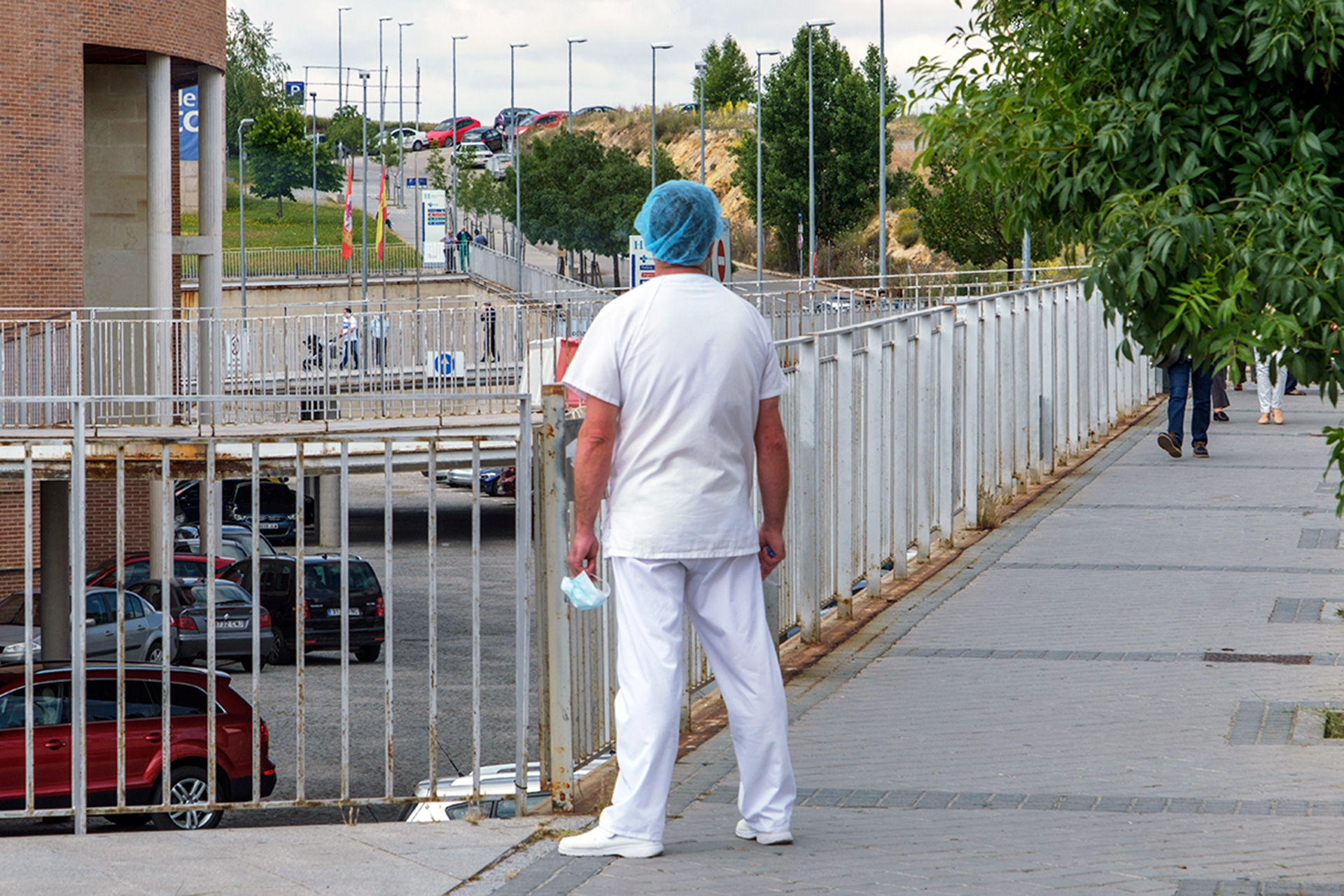 Personal sanitario en la zona próxima a Consultas Externas del Complejo Asistencial. / KAMARERO