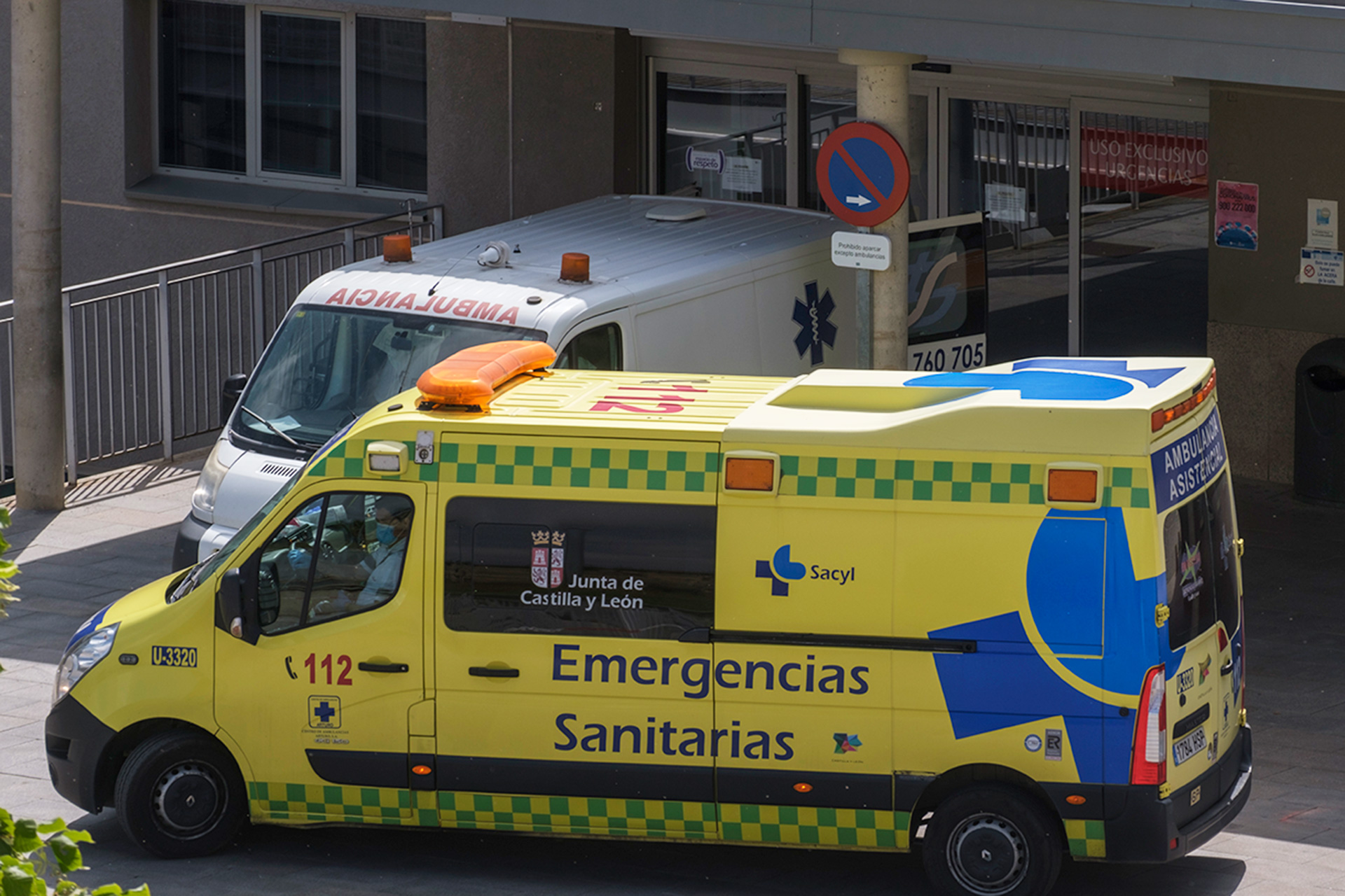 Una ambulancia estaciona en las inmediaciones del Hospital. / KAMARERO