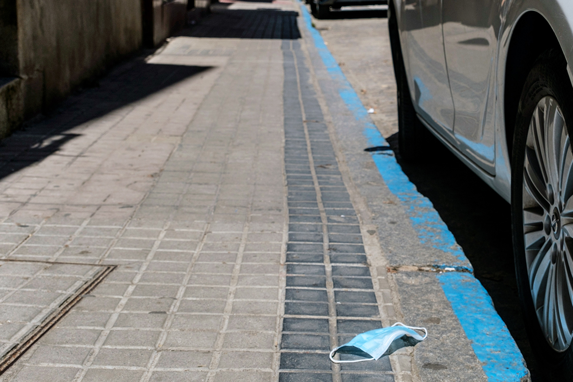 Una mascarilla, abandonada en la acera de una calle de la capital segoviana.