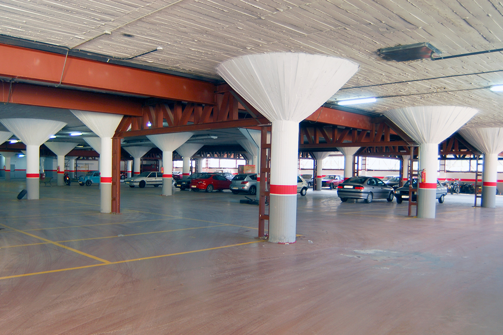 El aparcamiento situado en el sótano de la Estación de Autobuses es de titularidad municipal. / Kamarero