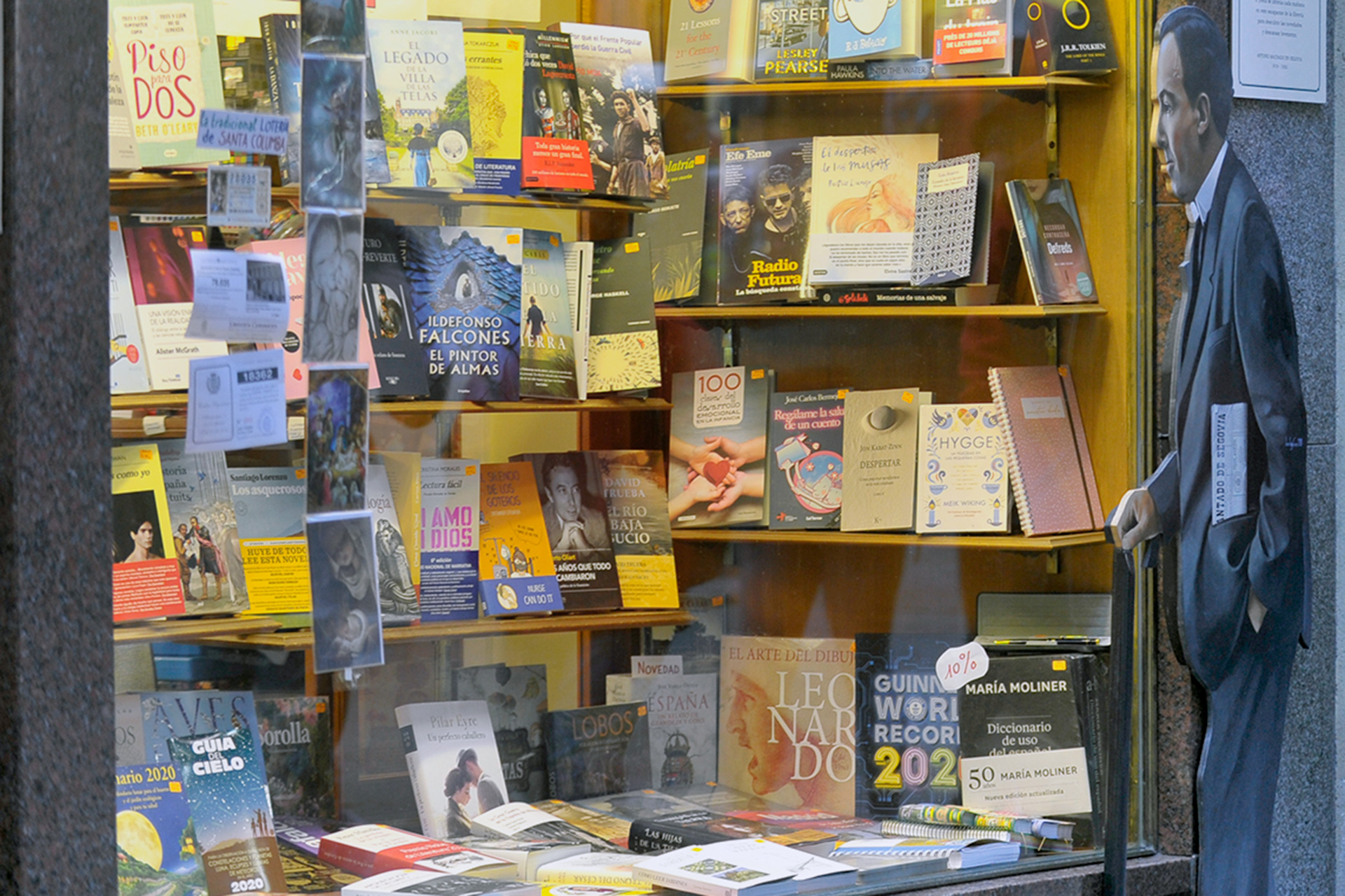 La librería Cervantes rindiendo homenaje a Antonio Machado en su escaparate. / KAMARERO