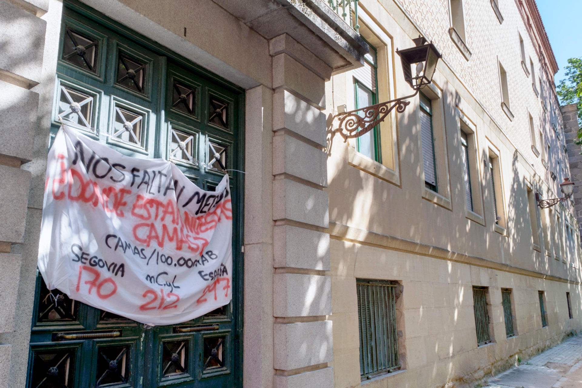 Pancarta situada en una de las entradas del edificio del antiguo Hospital Policlínico San Agustín. / Kamarero