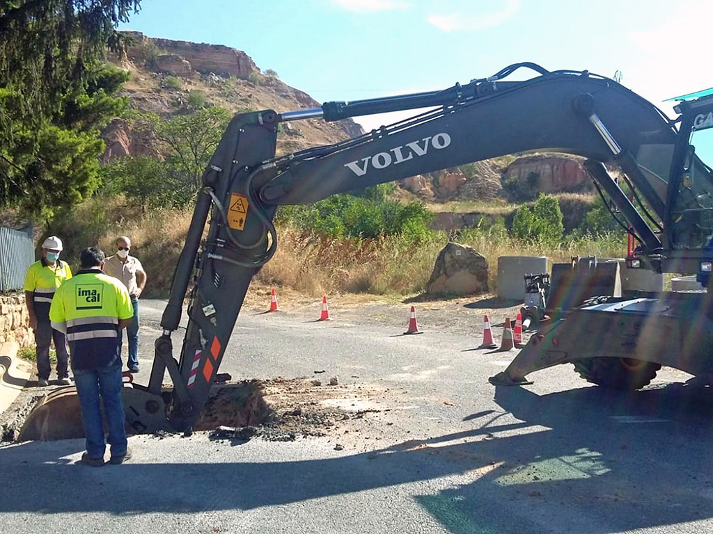 Operarios en el entorno de la Residencia Mixta donde se están llevando a cabo los trabajos. / E.A.