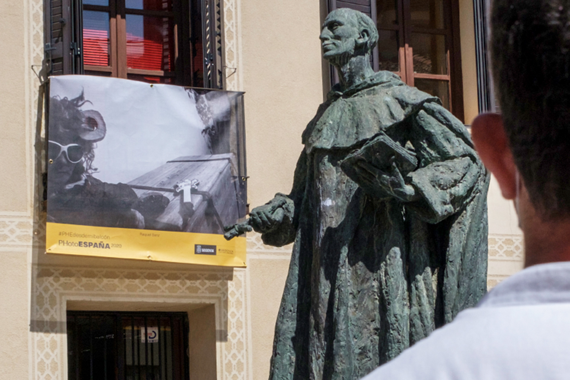 Varias de las fotografías expuestas en el casco histórico de la ciudad en 2020. / KAMARERO