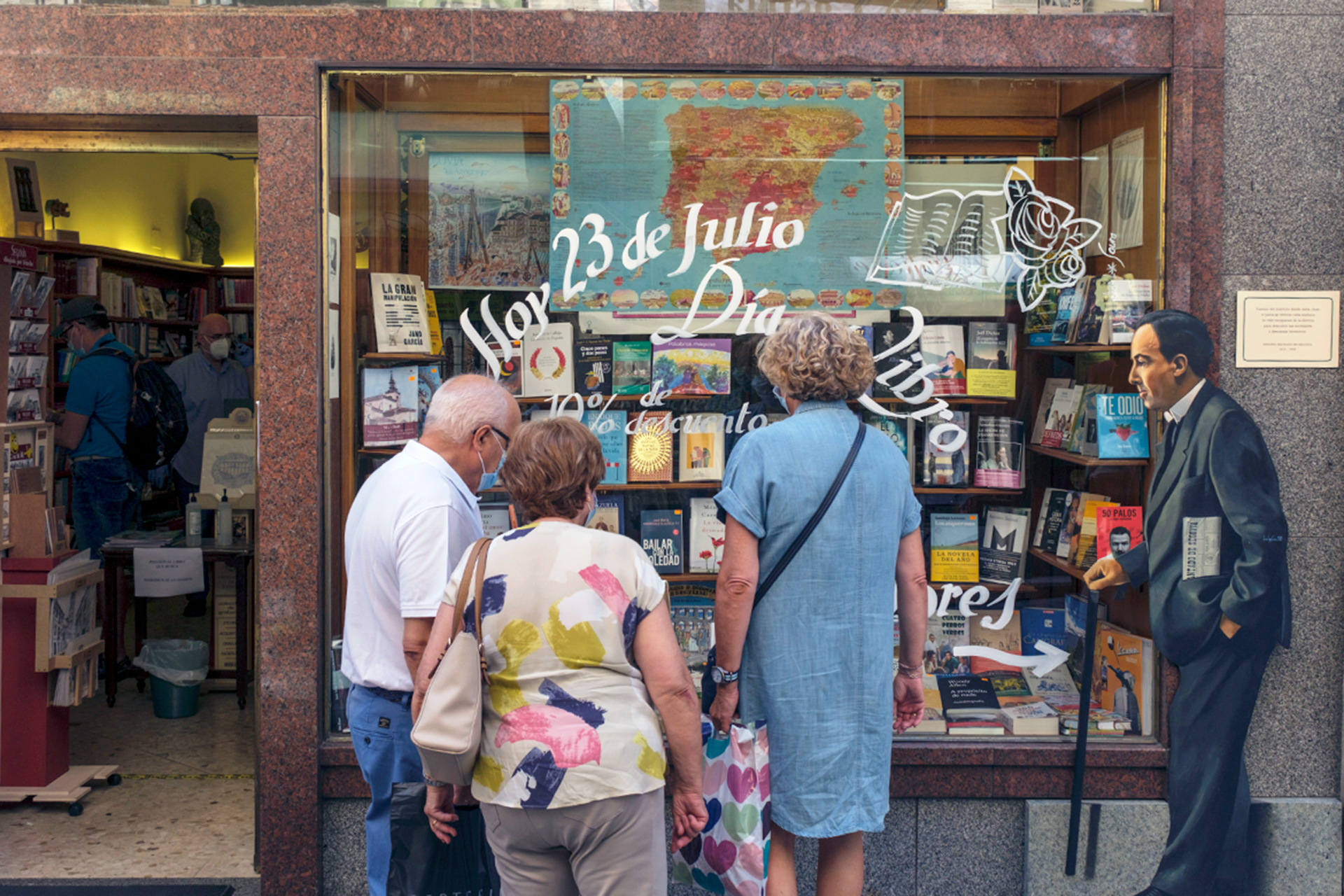 José Luis López Saura fue el encargado de adornar el escaparate de Librería Cervantes. /KAMARERO