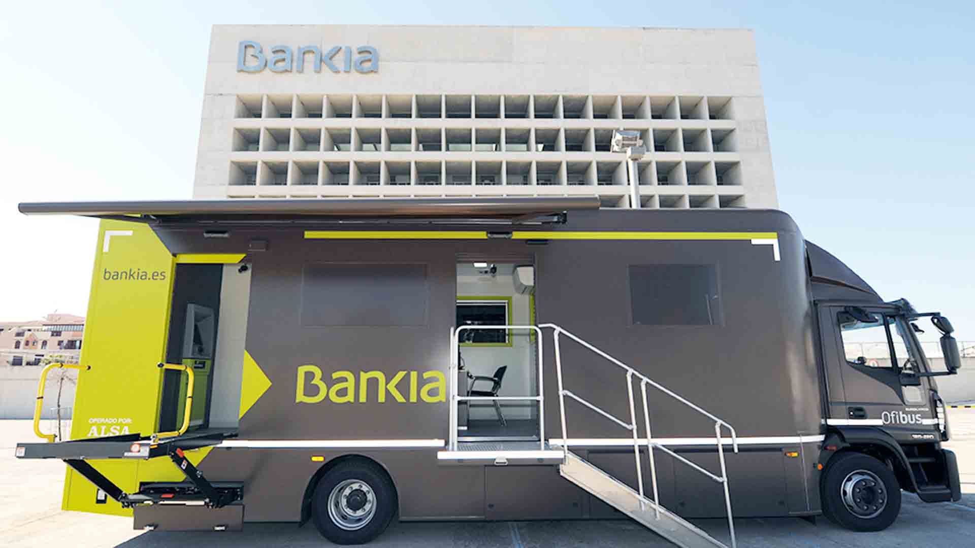 Uno de los ofibuses u oficinas móvilles de Bankia. / E.A.
