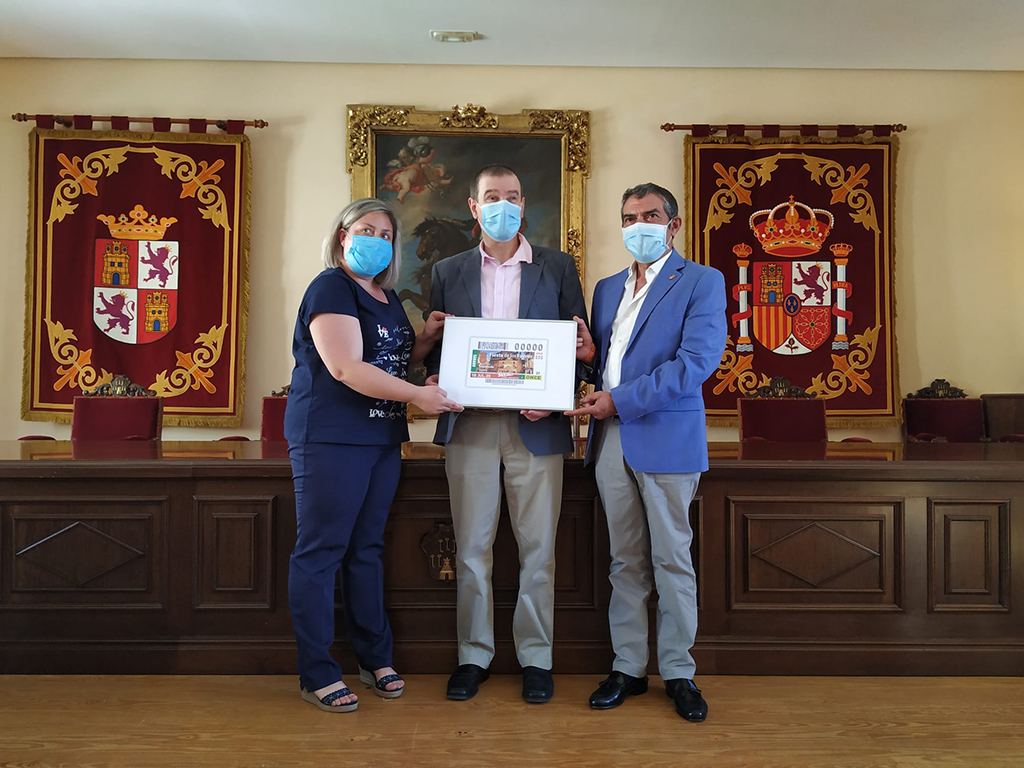 Los responsables del Ayuntamiento y de la ONCE, en la presentación ayer del cupón.