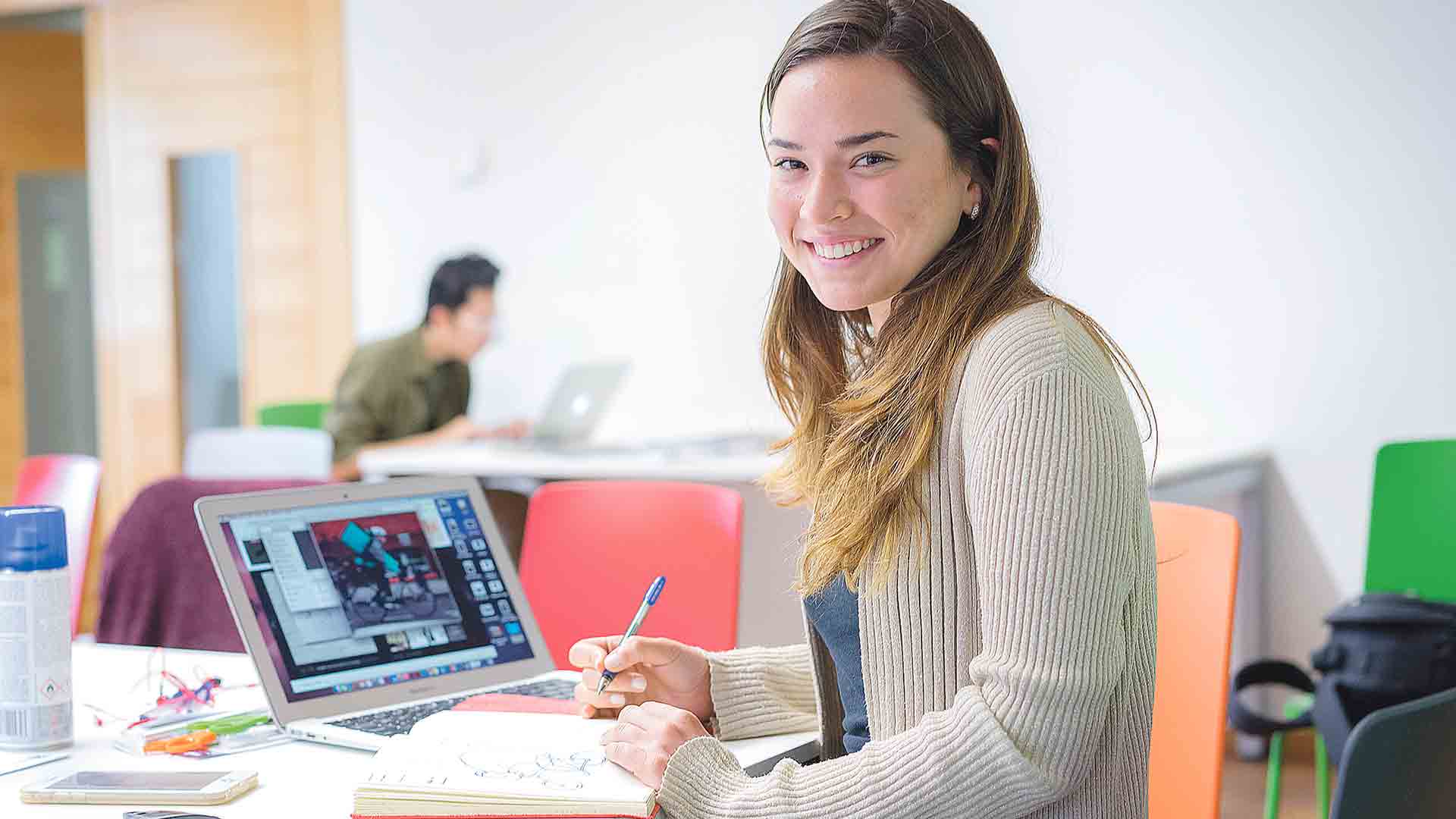 A partir de septiembre, IE University pondrá en marcha su innovador “modelo líquido”, con alumnos presenciales y alumnos online conectados de manera simultánea en las aulas. / Roberto Arribas