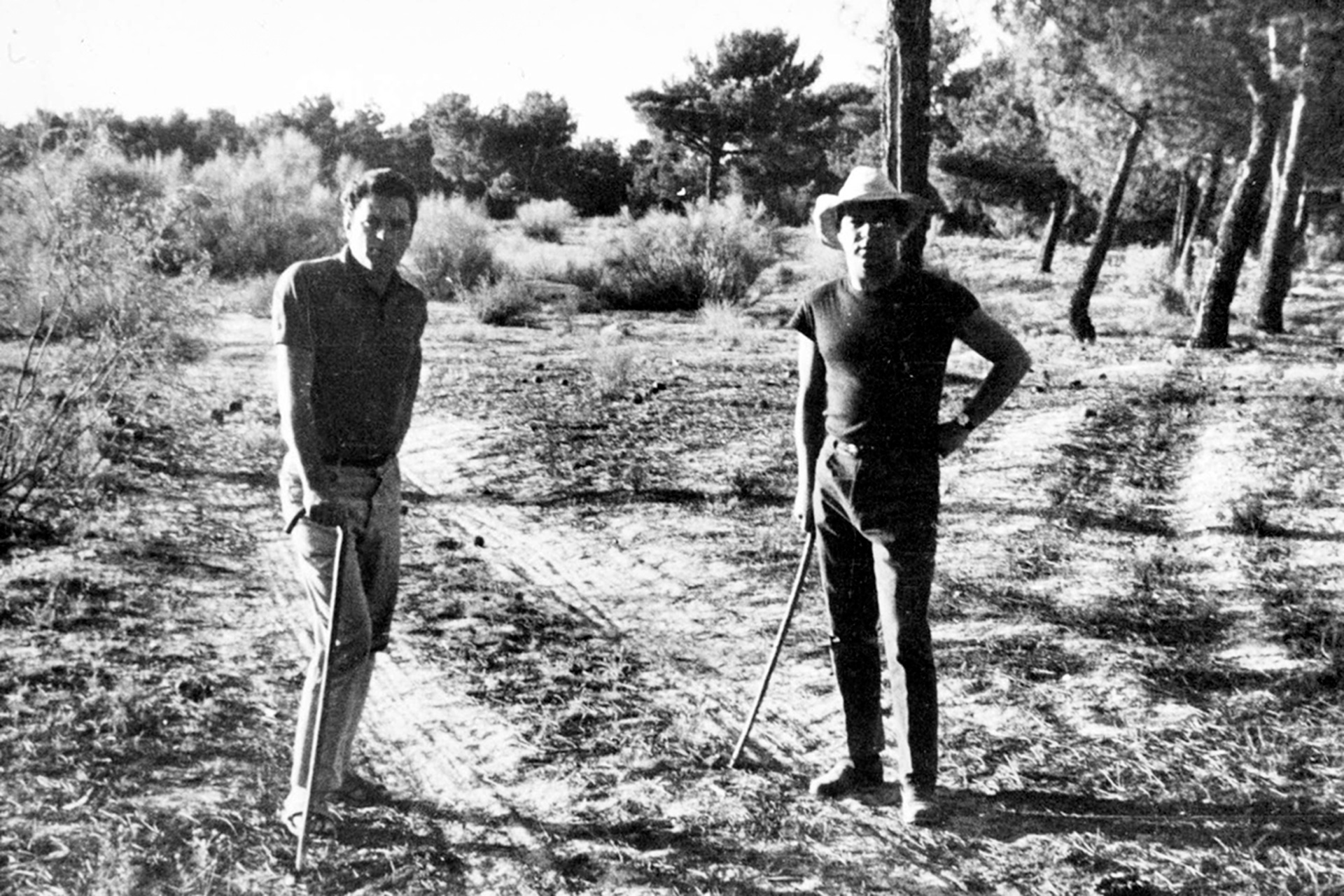 Juan Marsé (izquierda) y Jaime Gil de Biedma, durante uno de sus veranos en Nava. /E.A.
