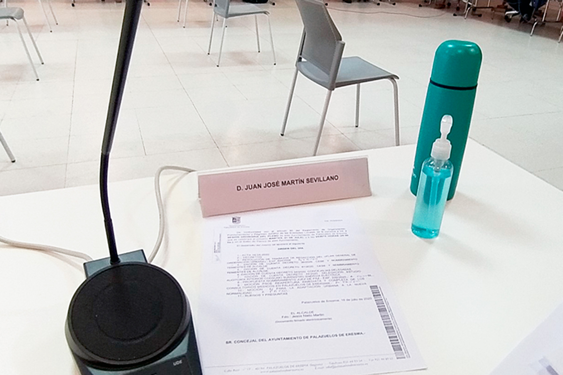 Ayer fue el primer pleno en el que los concejales llevaron sus recipientes de agua, para evitar el uso excesivo de plástico. /E.A.