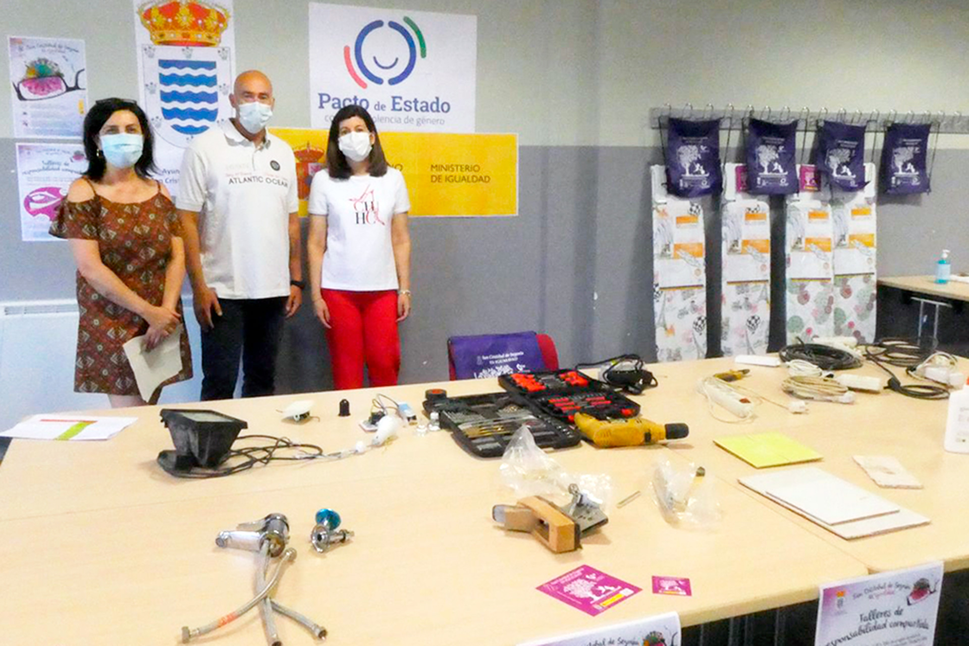 La concejala de Cultura, el alcalde y la diputada de Servicios Sociales, durante la presentación. /E.A.