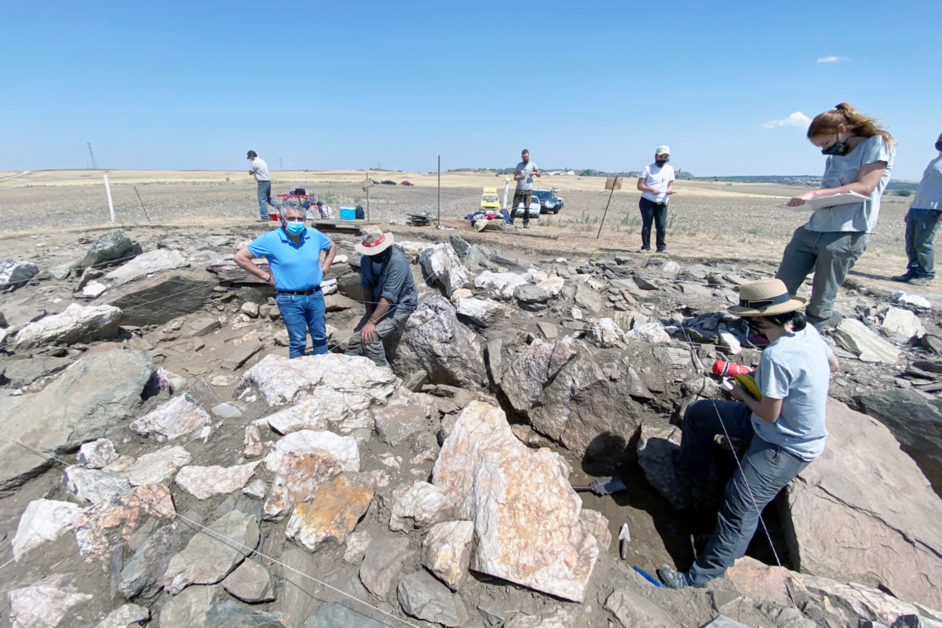 José María Bravo, junto a los arqueólogos que hoy concluyen su trabajo en Bernardos. /E.A.