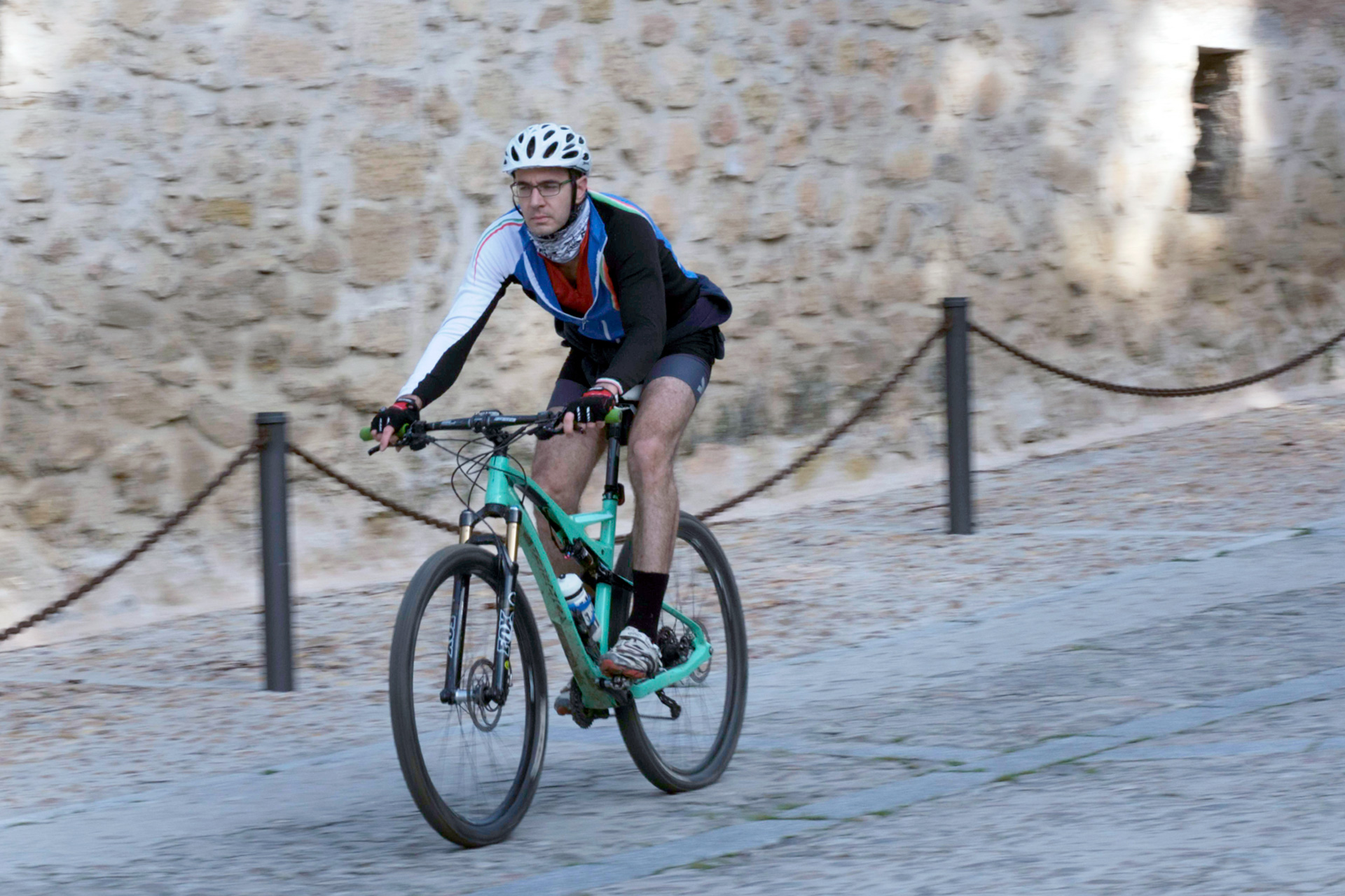 Un ciclista desciende hasta la Alameda del Parral en uno de los primeros días del desconfinamiento./ KAMARERO