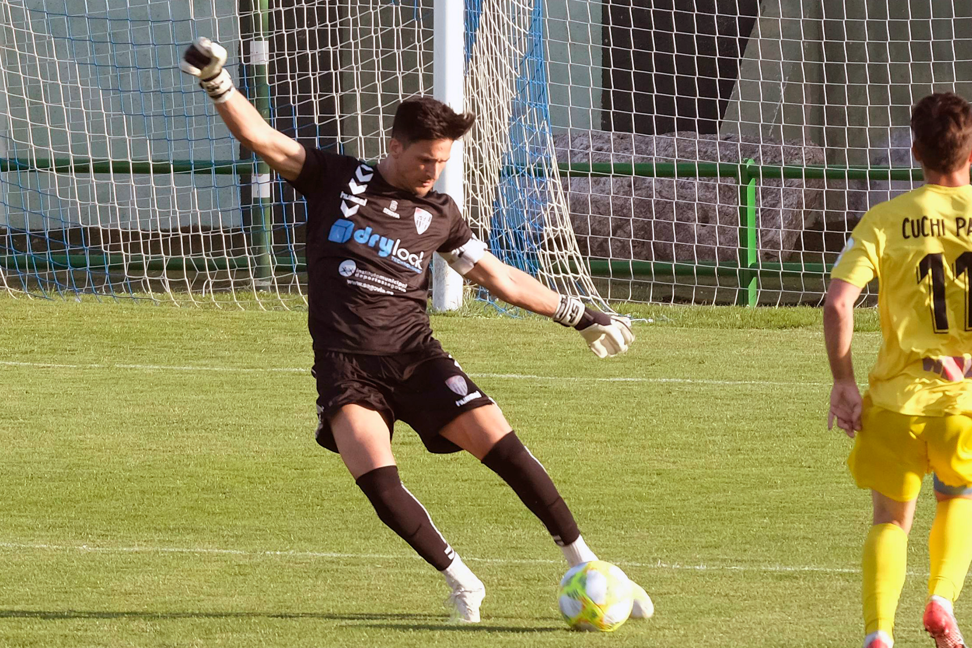 El portero de la Gimnástica Segoviana Christian Martín se dispone a colgar un balón en largo. / KAMARERO