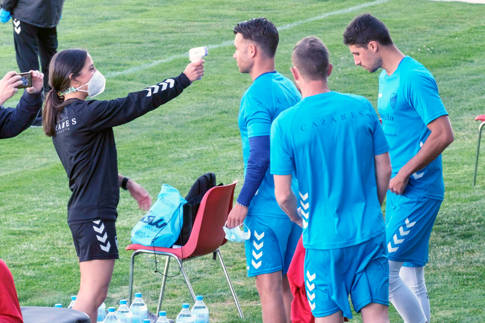 La fisioterapeuta de la Segoviana toma la temperatura a Iván Sales en uno de los primeros entrenamientos del equipo azulgrana./ KAMARERO