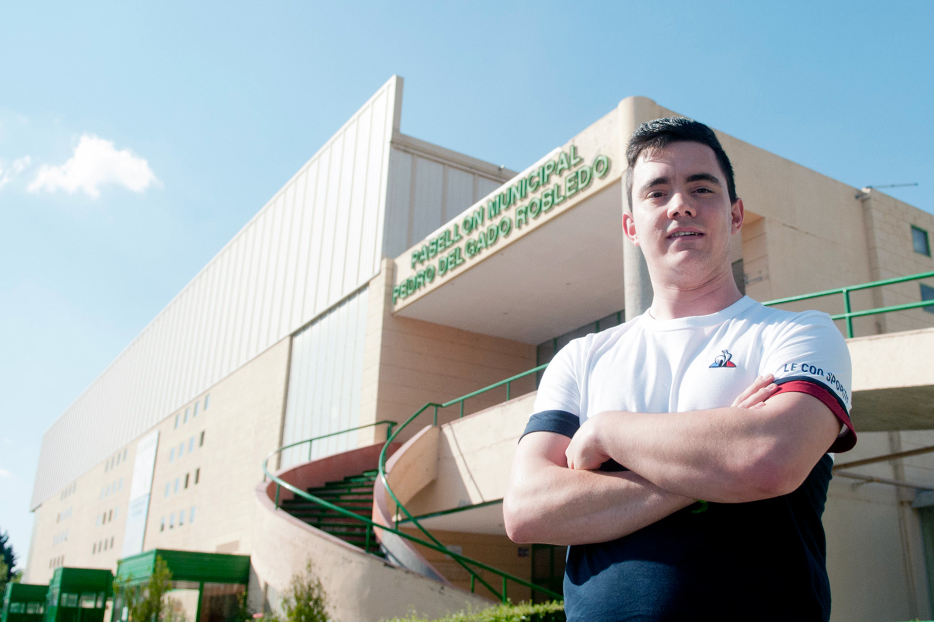 El entrenador del Unami CP, Antonio González, en las afueras del pabellón Pedro Delgado. / UNAMI CP