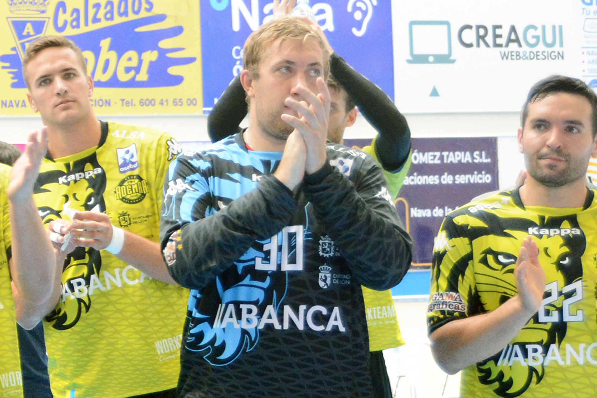 El portero Dzmitry Patotski, en su etapa en el Ademar de León. / A. MARUGÁN