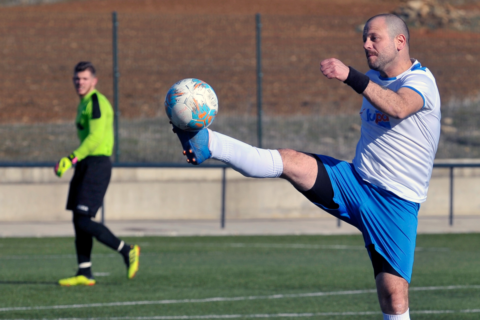 Un futbolista controla el balón durante un partido de la pasada liga provincial de fútbol./ KAMARERO