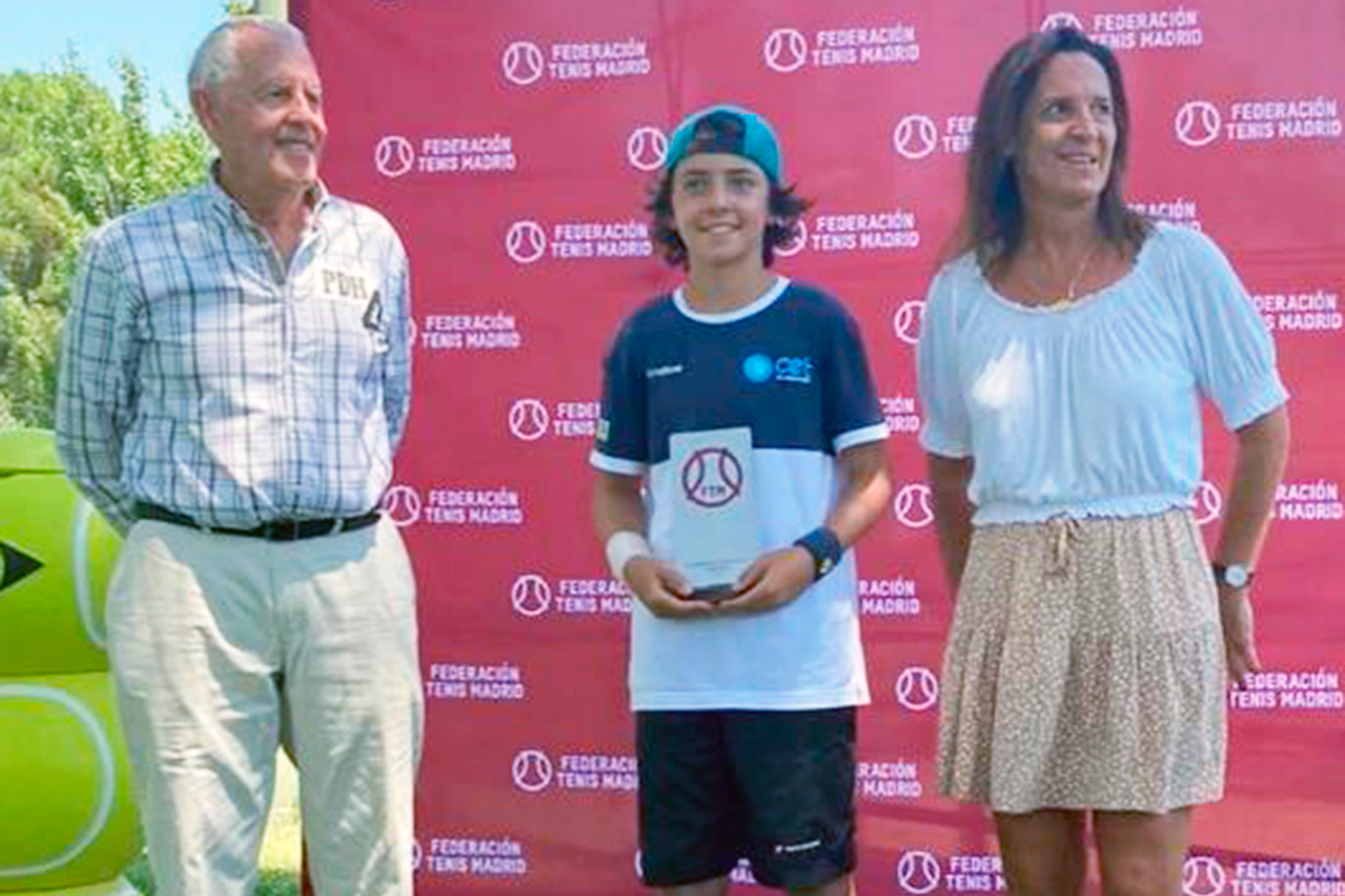 Fermín, junto a Alfonso Munk, vicepresidente de la Federación de Madrid, y la presidenta del CT La Moraleja./ E.A.