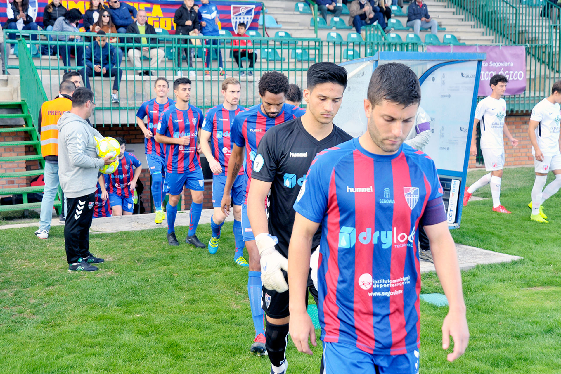 Los jugadores de la Segoviana saltan al campo de La Albuera en los prtolegómenos de un encuentro de la pasada liga frente al Santa Marta./ KAMARERO