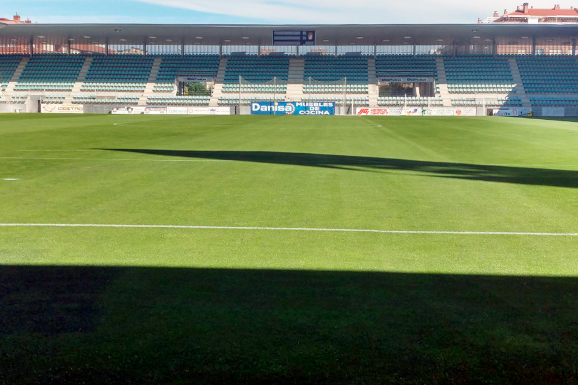 Vista desde uno de los fondos del estadio Nueva Balastera de Palencia./ E.A.