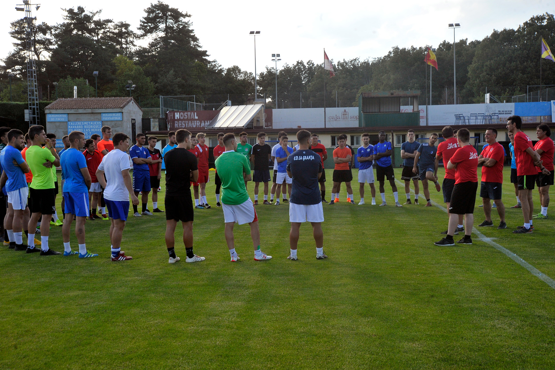 Entrenamiento del CD La Granja de la pasada pretemporada. / NEREA LLORENTE