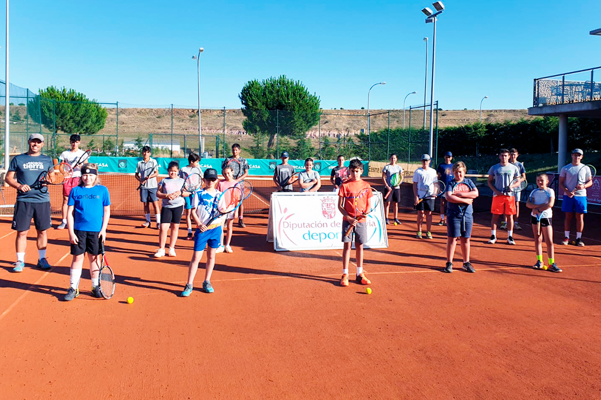 Foto de familia de los participantes en el ‘Especialízate’ de tenis que se celebró en el Sotillo. / D. PROVINCIAL