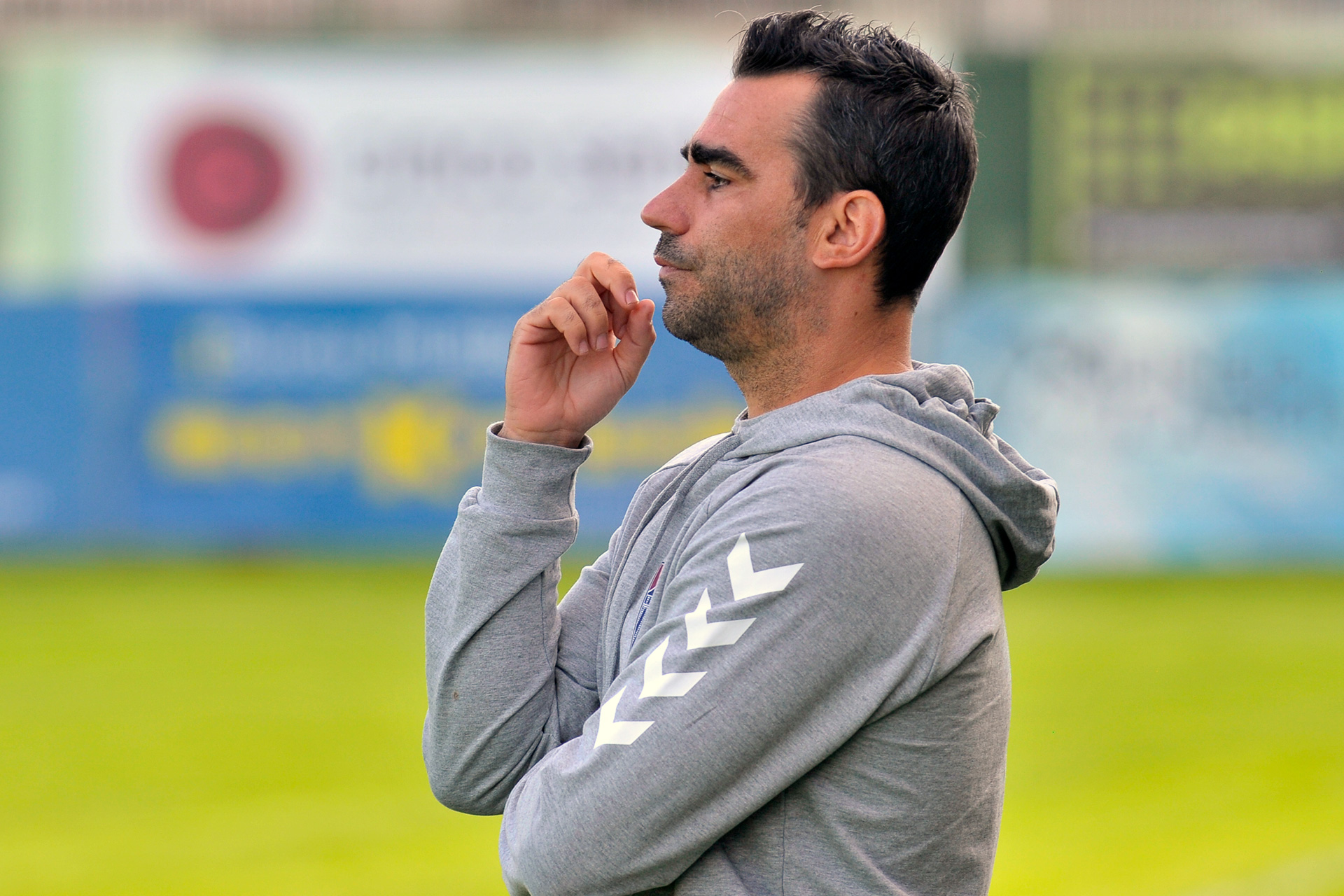 El entrenador de la Gimnástica Segoviana, Manuel González, durante un partido. / KAMARERO