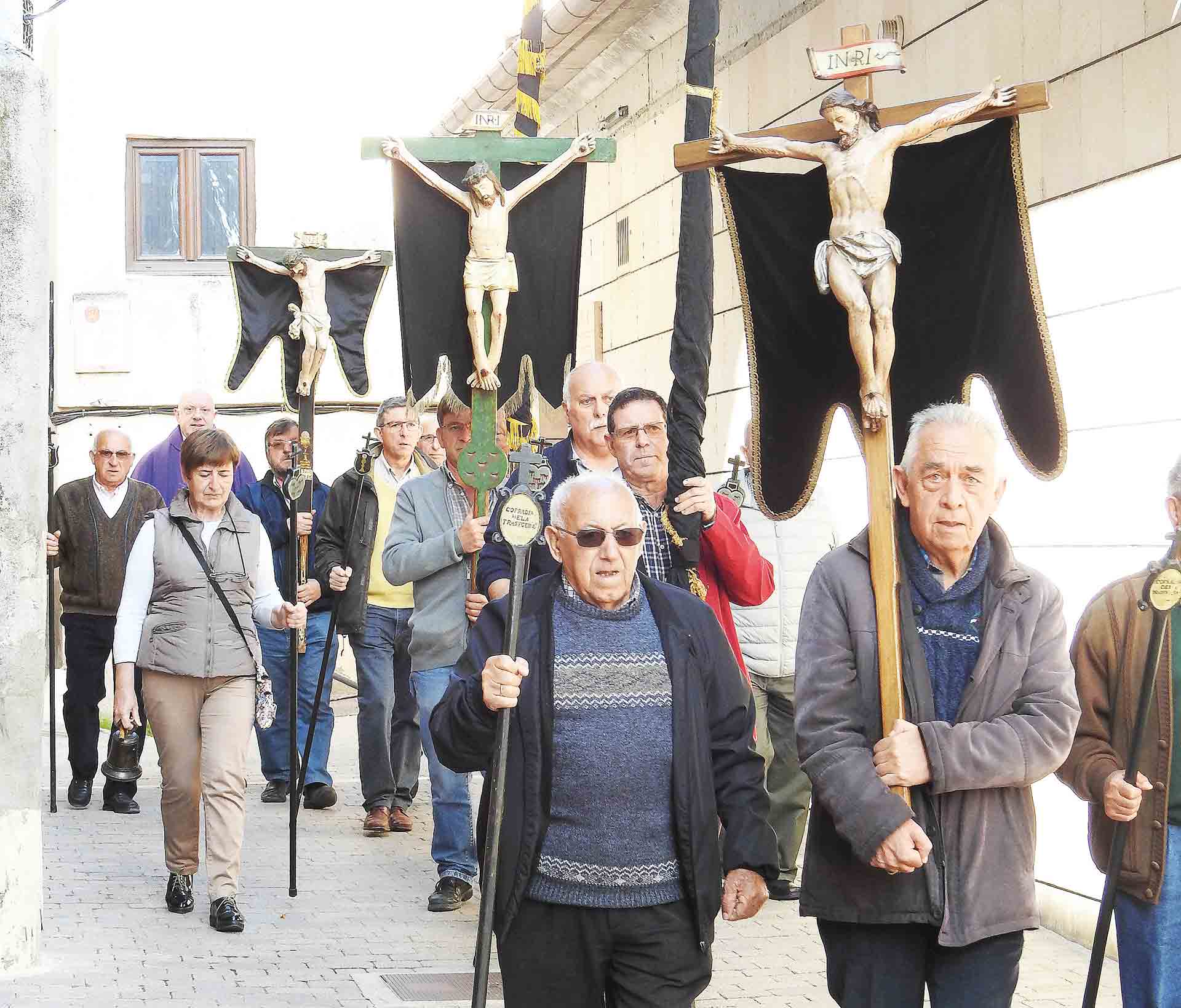Cruces de las cofradías de Sepúlveda, en un entierro, en 2018. / Guillermo Herrero