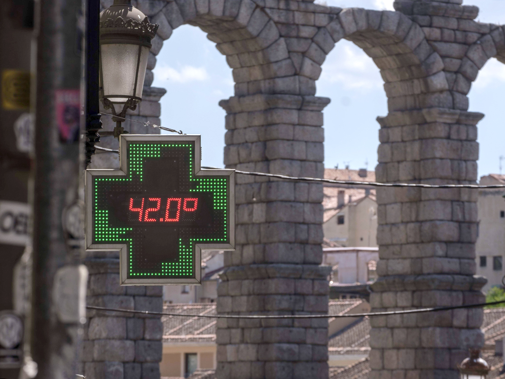 El termómetro de una farmacia situada en la calle Cervantes, marcando 42 grados el pasado 30 de junio./ KAMARERO