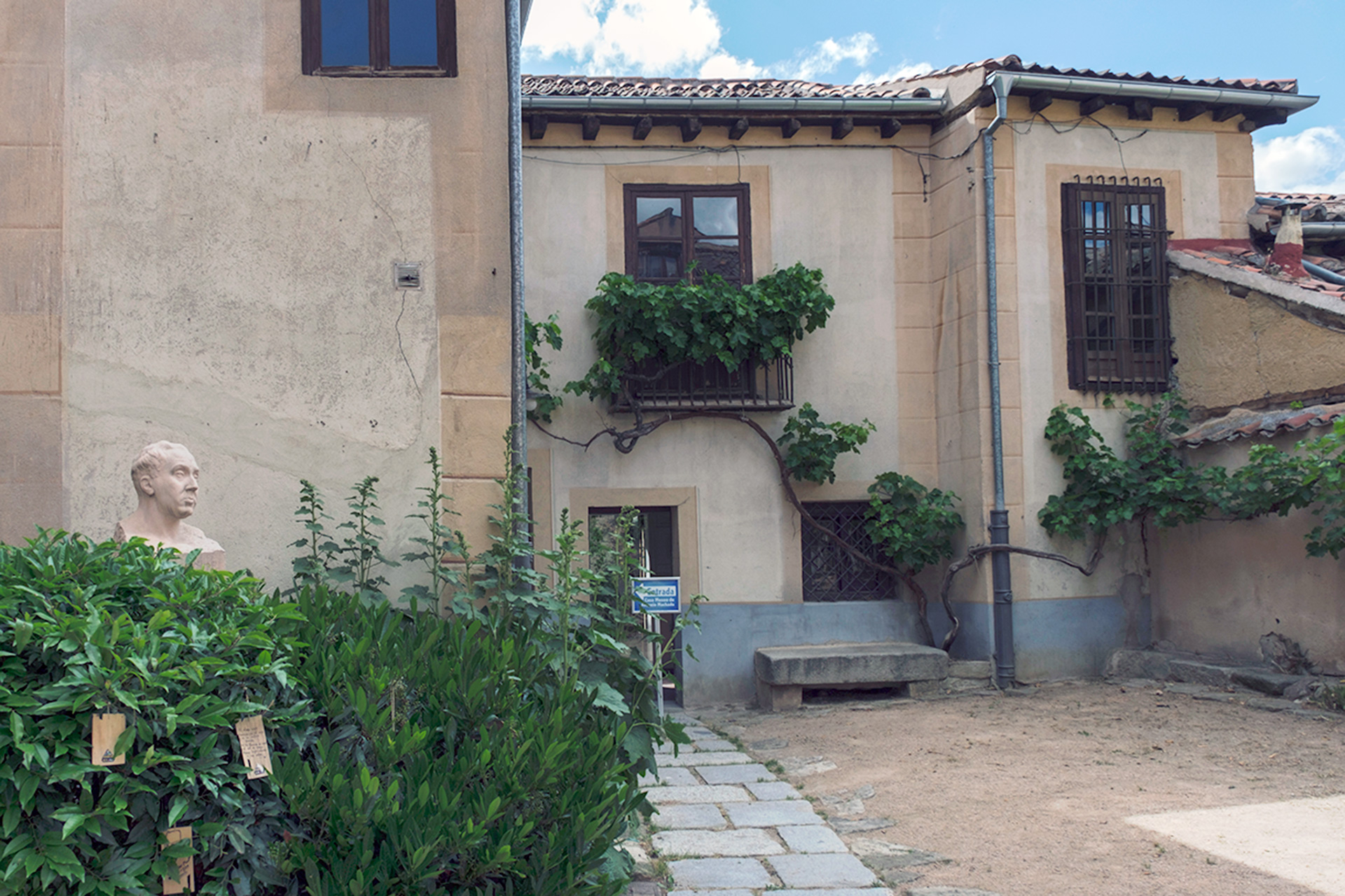 Entrada de la Casa Antonio Machado, en la capital segoviana. / KAMARERO