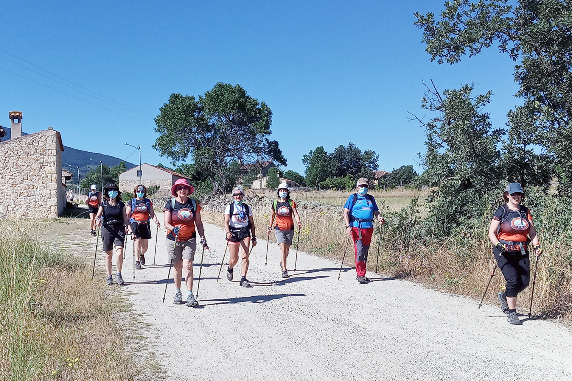 Los marchadores realizaron en esta ocasión la ruta por los pueblos serranos del Camino. /E.A.