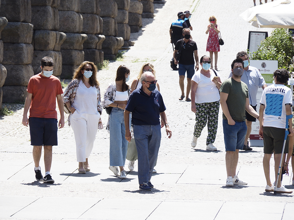 Agentes de la Policía Local junto al Acueducto, una de las zonas de la ciudad que congrega a más personas y, especialmente, a visitantes los fines de semana.  / NEREA LLORENTE