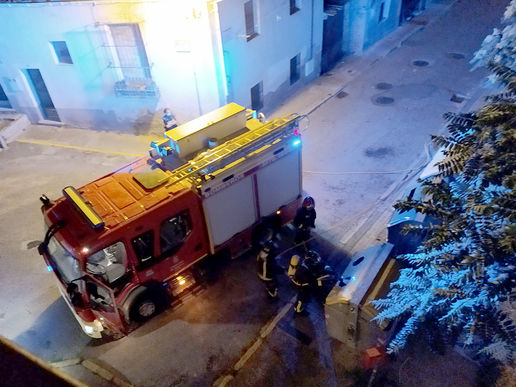 Actuación de los bomberos en la calle Gascos el sábado por la noche. /EA