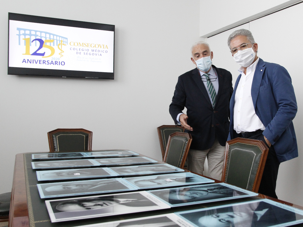 Enrique Guilabert muestra a Pedro Palomo la nueva sede del Colegio de Médicos. / NEREA LLORENTE