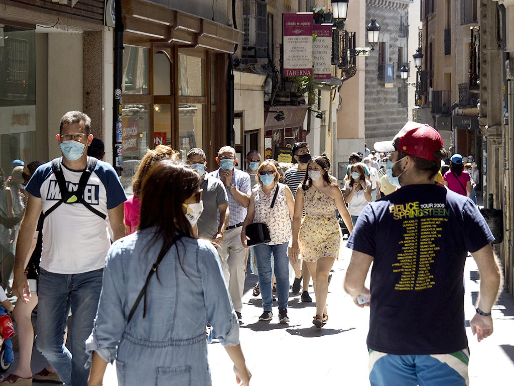 Ciudadanos paseando por Segovia el primer día de obligado uso de la mascarilla en la vía pública. / NEREA LLORENTE