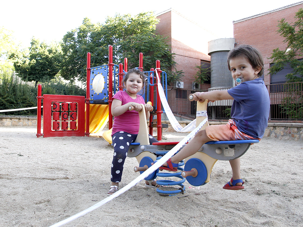 La cara de ilusión era evidente en la mayoría de los pequeños que ayer regresaron a sus zonas de juego de los barrios.