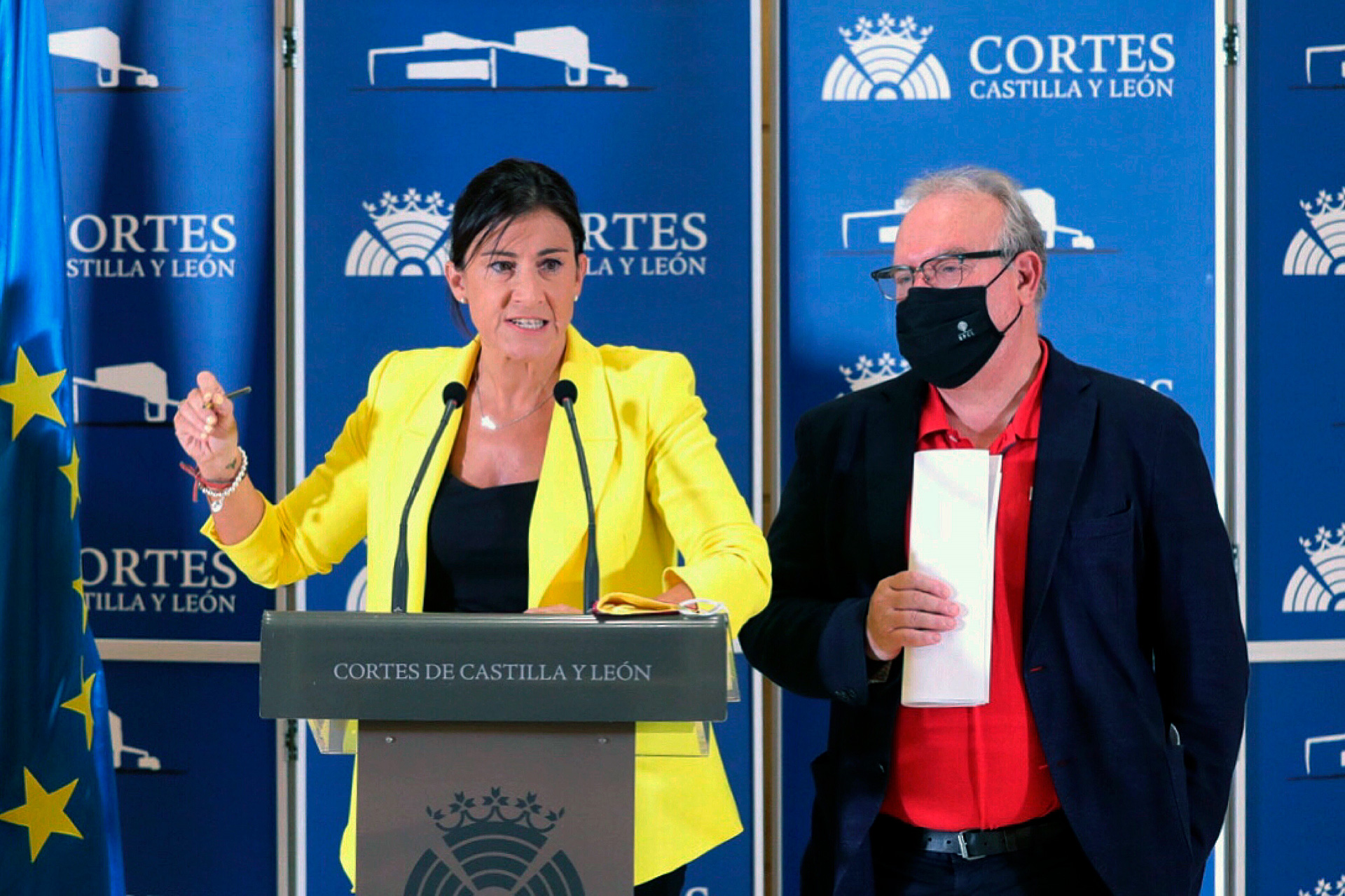 Los representantes del PSOE Ana Sánchez y José Francisco Martín. / EFE