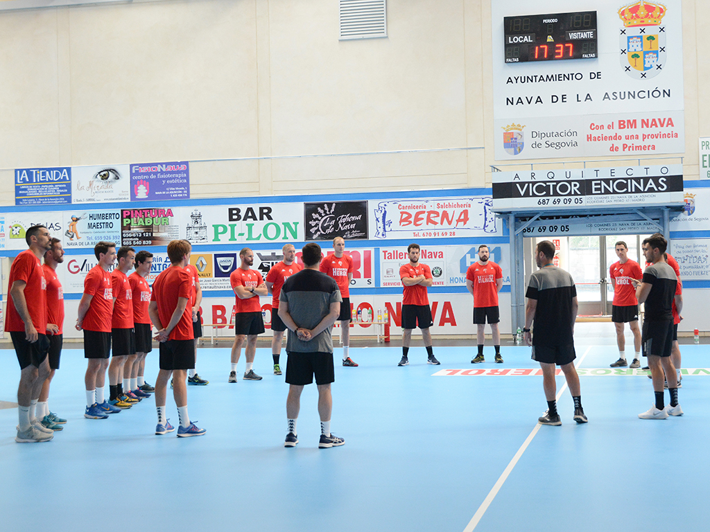 Diego Dorado se dirige a los jugadores del Viveros Herol Nava en el primer entrenamiento del equipo sobre la cancha del municipal navero./ AMADOR MARUGÁN